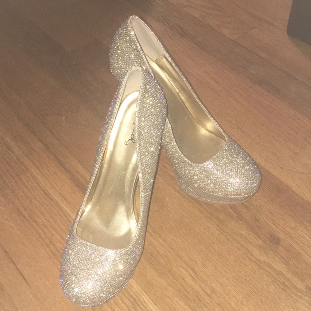 BNWOT STUNNING Champagne sparkly heels with AB crystals